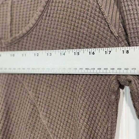 Free People Waffle Knit Thermal Top XS Taupe Long Sleeve Slouchy Raw Hem Grunge - Picture 6 of 10